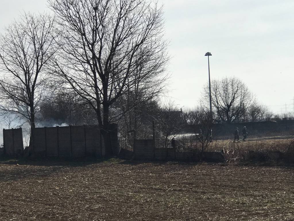 Brucia un campo nei pressi del D'Ambros a Cislago 