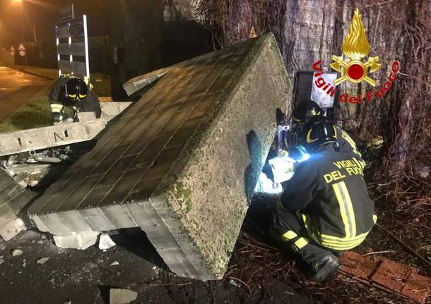 Camion contro le cabine del gas a Caronno Pertusella