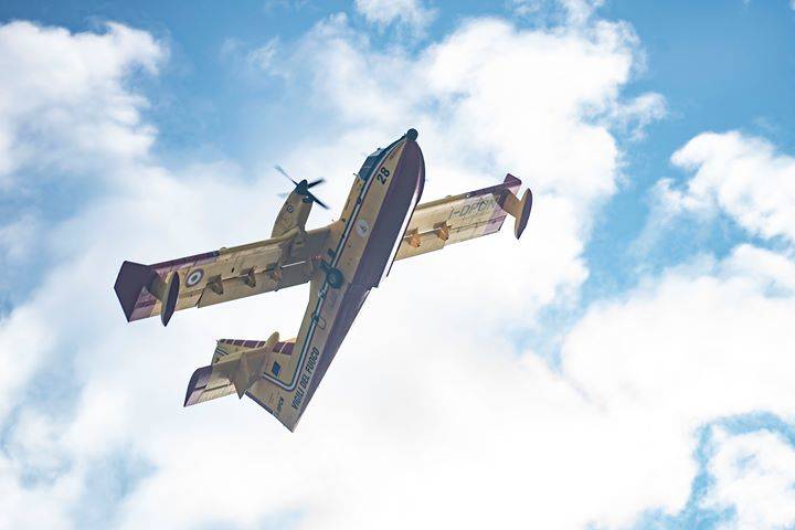 Canadair in azione a Sesto Calende