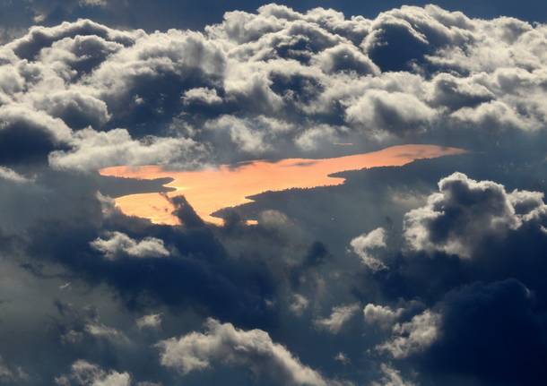 Un lago rosso tra le nuvole