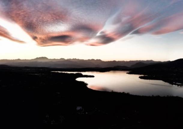 Il tramonto  sul lago di Varese