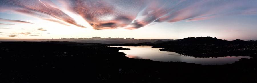 Il tramonto  sul lago di Varese