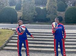 Due Harlem Globetrotters a spasso per Varese