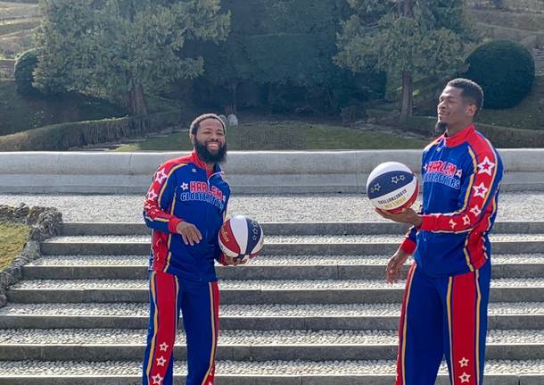 Due Harlem Globetrotters a spasso per Varese