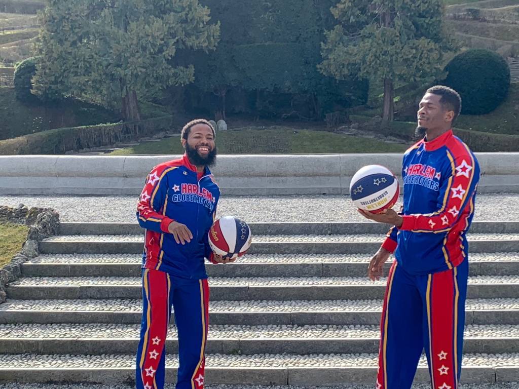 Due Harlem Globetrotters a spasso per Varese