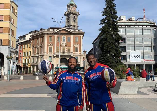 Due Harlem Globetrotters a spasso per Varese