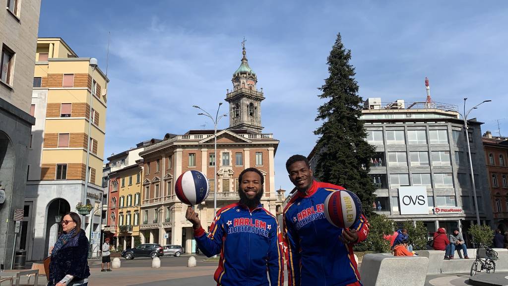 Due Harlem Globetrotters a spasso per Varese
