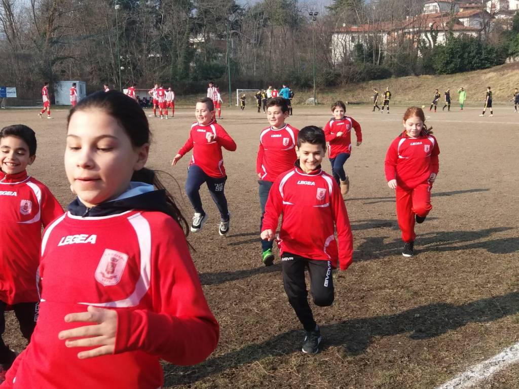 Finite le cure, Lorenzo può festeggiare insieme ai suoi amici