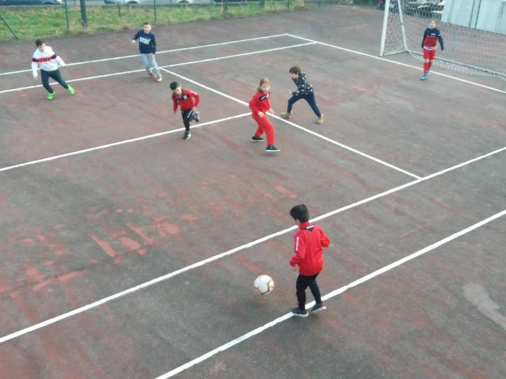 Finite le cure, Lorenzo può festeggiare insieme ai suoi amici