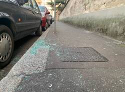auto danneggiata finestrino spaccato