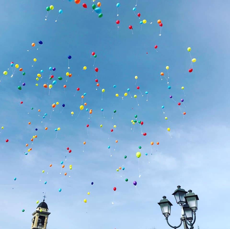 Gerenzano a Gualdo Tadino: un volo di 500 km per i palloncini di Tommaso