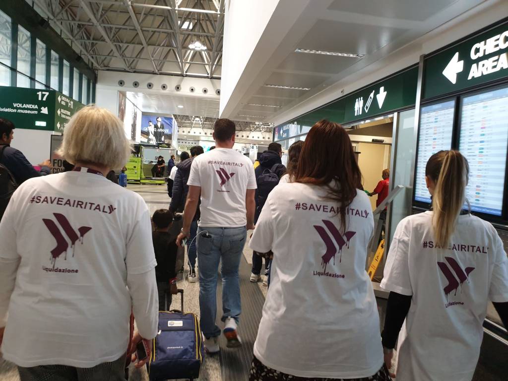 I flash mob a Malpensa contro la chiusura di Air Italy