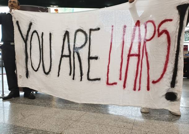 I flash mob a Malpensa contro la chiusura di Air Italy