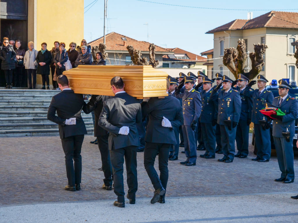 I funerali a Gazzada Schianno di Daniele Spello