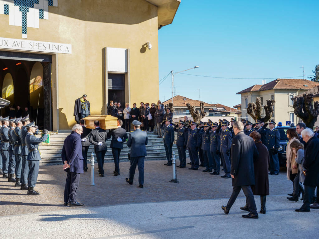 I funerali a Gazzada Schianno di Daniele Spello