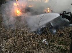 Incendio a Caronno Pertusella, sterpaglie in fiamme nella zona industriale