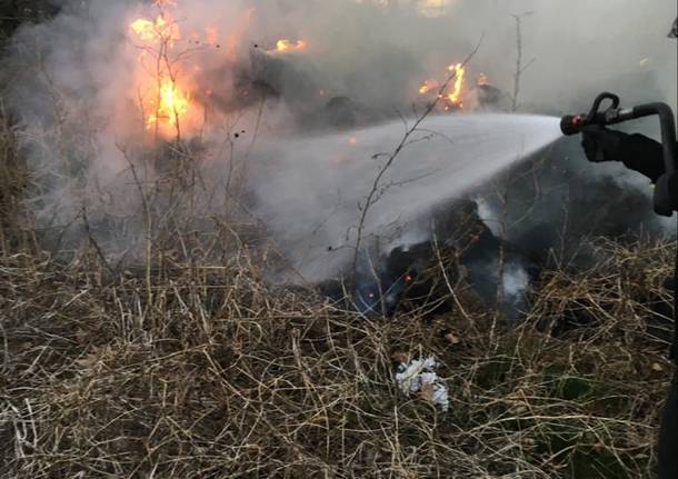 Incendio a Caronno Pertusella, sterpaglie in fiamme nella zona industriale