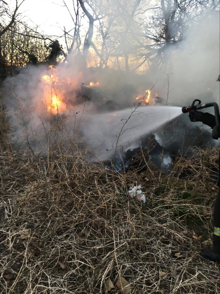 Incendio a Caronno Pertusella, sterpaglie in fiamme nella zona industriale