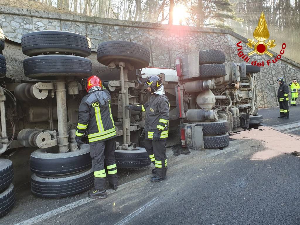 Incidente A26 arsago Seprio - foto dei vigili del fuoco