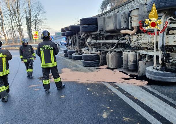 Camion si ribalta sull’A26