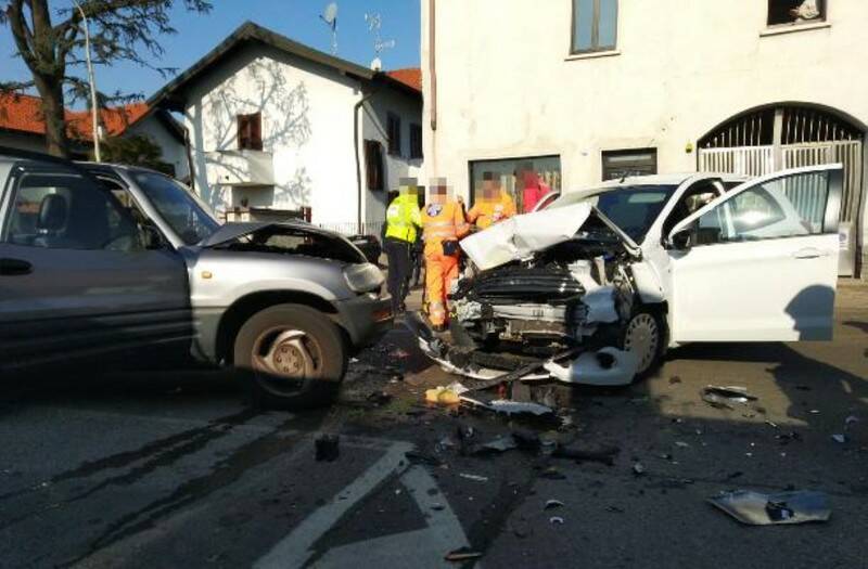 Incidente in via Novara a Legnnao frontale  1 