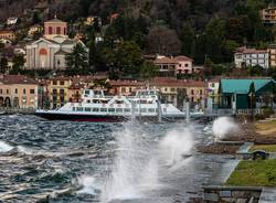 Lago Maggiore in burrasca a causa del forte vento - foto di Mirko Forza