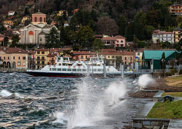 Lago Maggiore in burrasca a causa del forte vento - foto di Mirko Forza