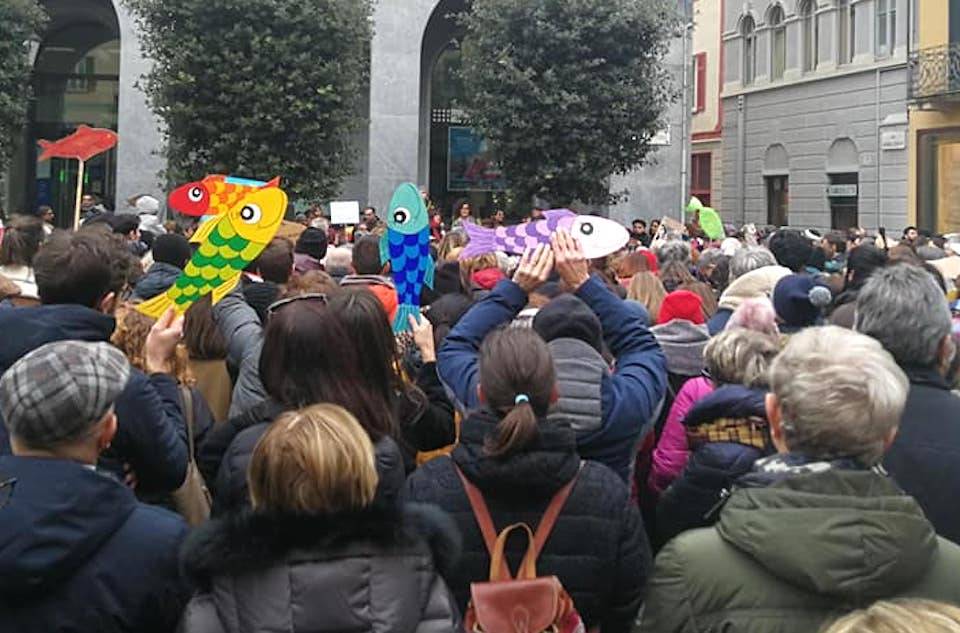 Le sardine in piazza a Varese