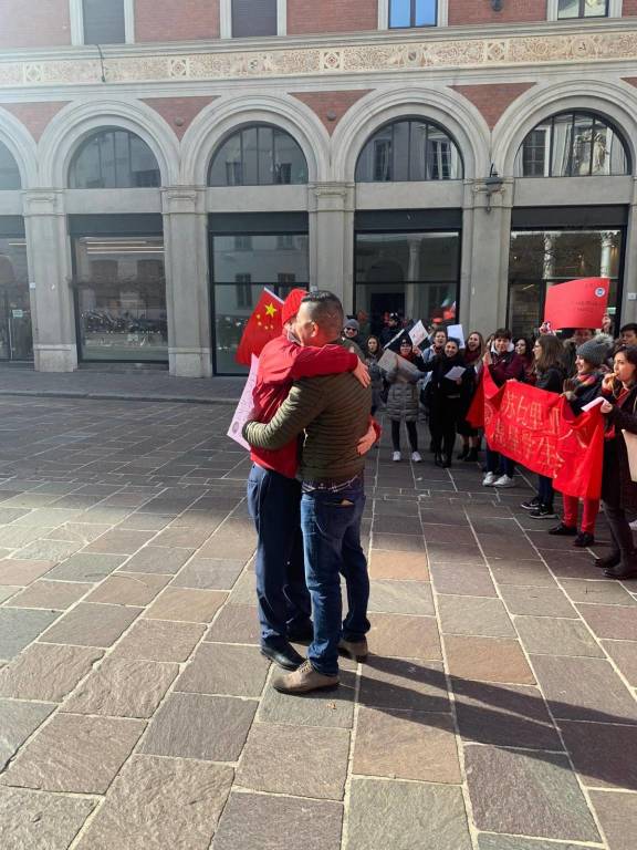 Manifestazione degli studenti dell'Università dell'Insubria per il popolo cinese