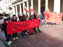 Manifestazione degli studenti dell'Università dell'Insubria per il popolo cinese