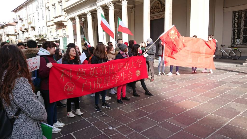 Manifestazione degli studenti dell'Università dell'Insubria per il popolo cinese