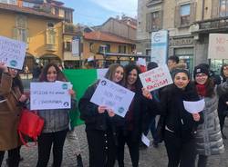 Manifestazione degli studenti dell'Università dell'Insubria per il popolo cinese