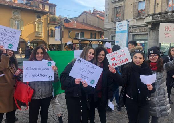 Manifestazione degli studenti dell'Università dell'Insubria per il popolo cinese