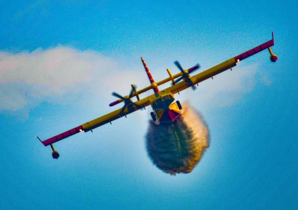 Mezzi in azione per spegnere l'incendio nel bosco di Lentate