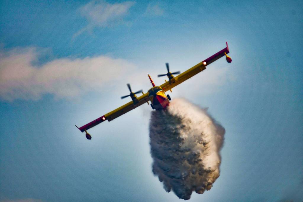 Mezzi in azione per spegnere l'incendio nel bosco di Lentate