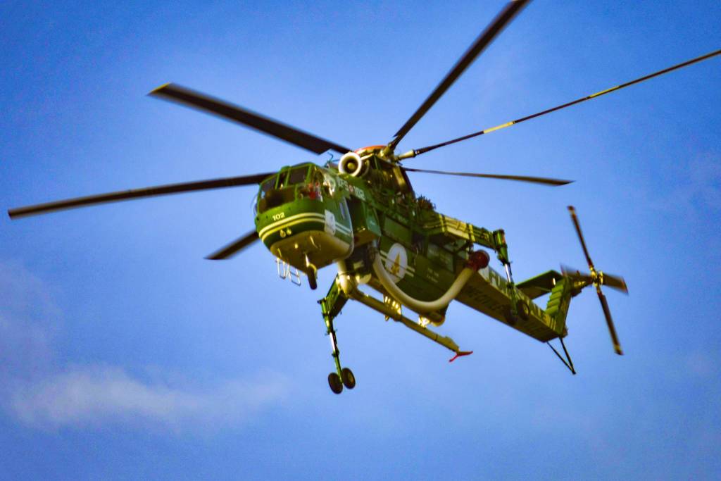 Mezzi in azione per spegnere l'incendio nel bosco di Lentate