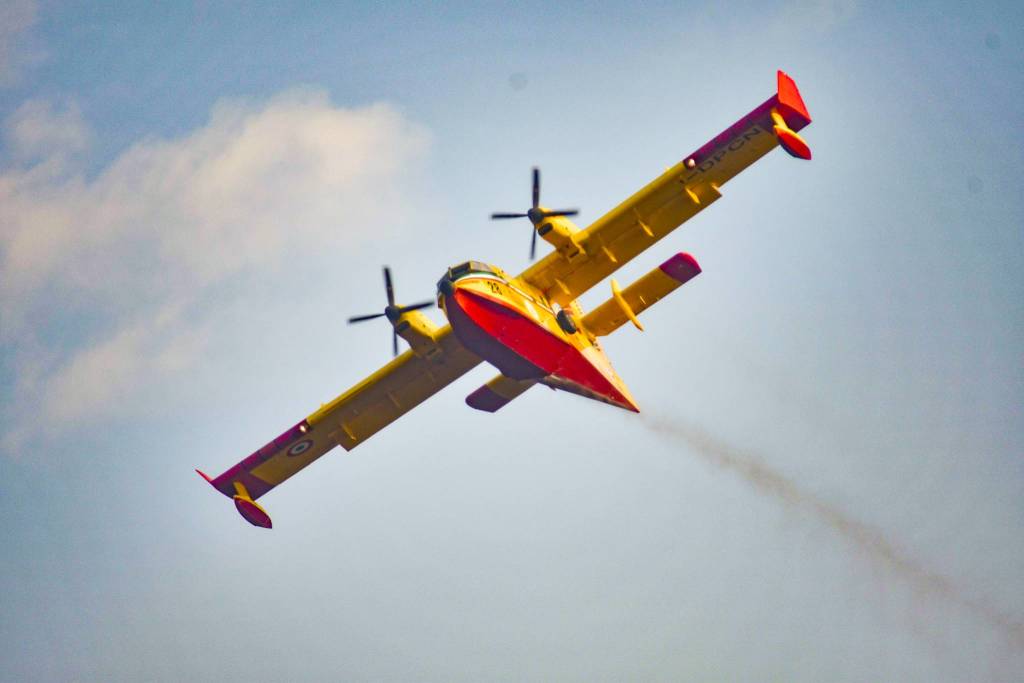 Mezzi in azione per spegnere l'incendio nel bosco di Lentate