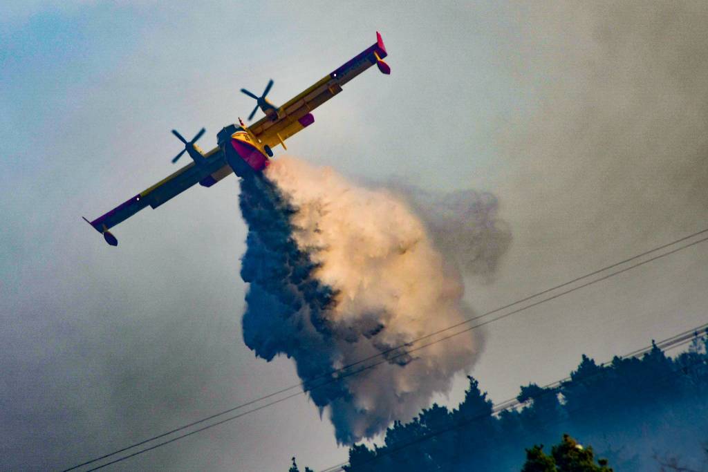 Mezzi in azione per spegnere l'incendio nel bosco di Lentate