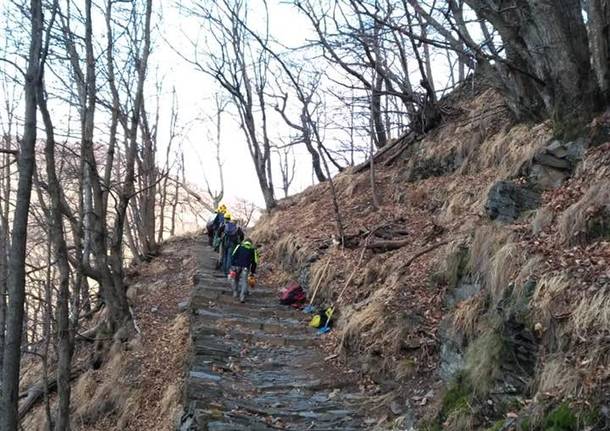 La pulizia della scalinata di Monteviasco