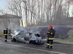 Sesto Calende: auto a fuoco