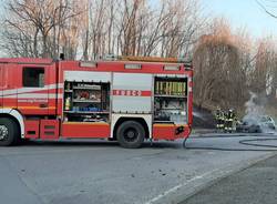 Sesto Calende: auto a fuoco