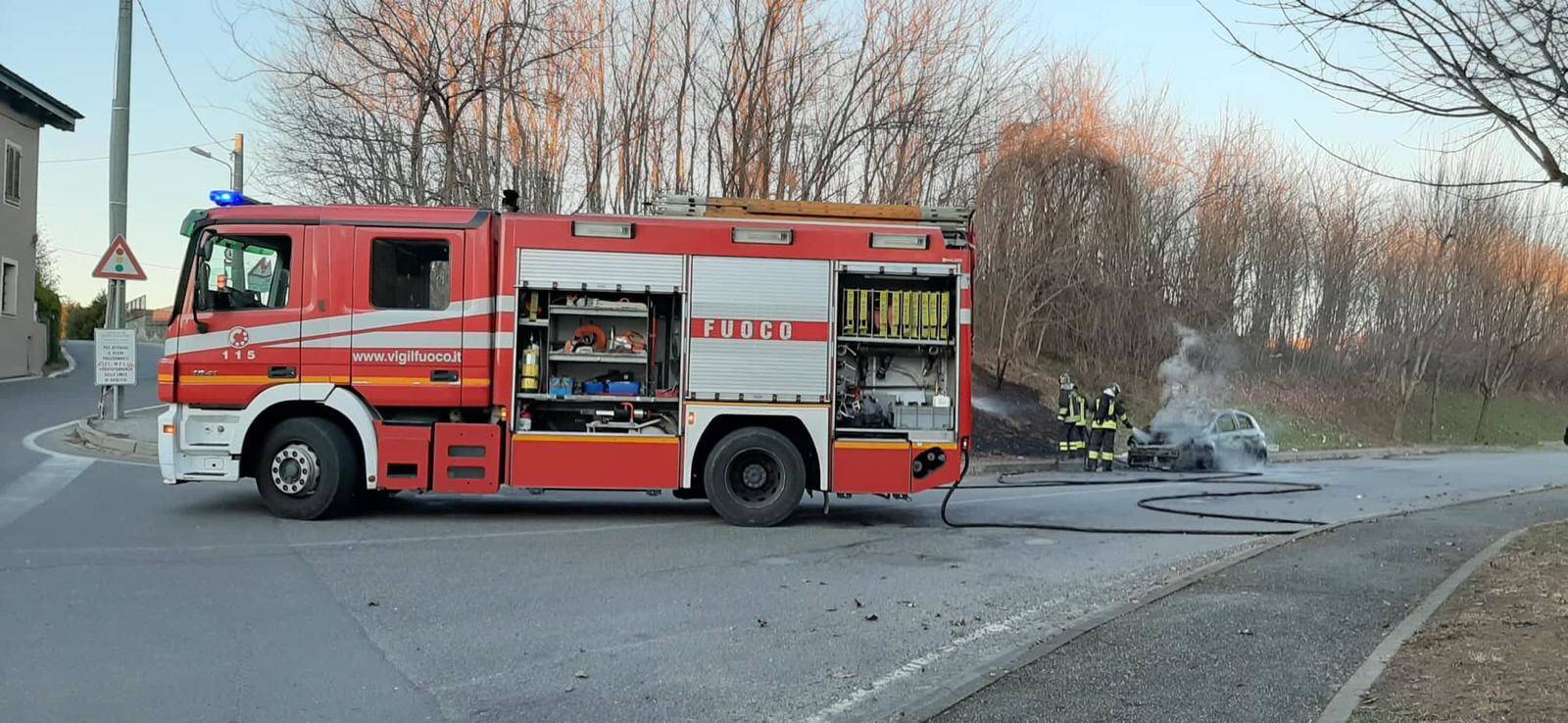 Sesto Calende: auto a fuoco