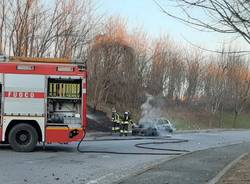 Sesto Calende: auto a fuoco