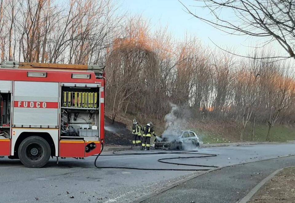 Sesto Calende: auto a fuoco