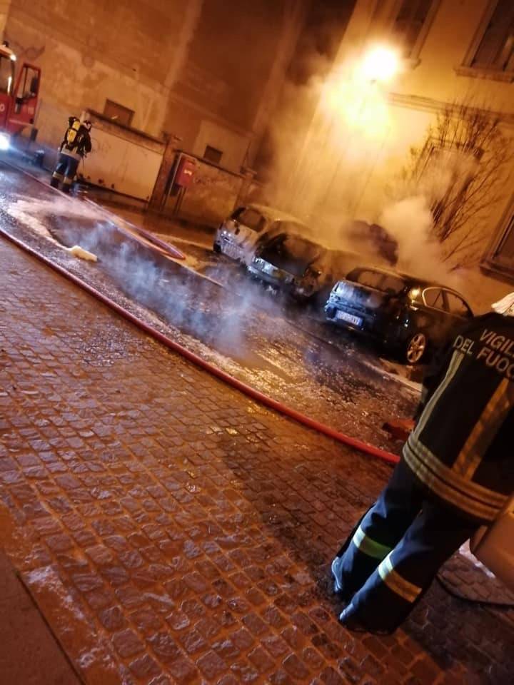 Tre macchine bruciate nella notte a Ceriano Laghetto