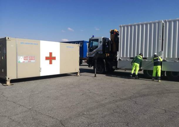 Alpini e Protezione Civile di Caronno Pertusella trasportano materiale per l'ospedale da campo di Bergamo