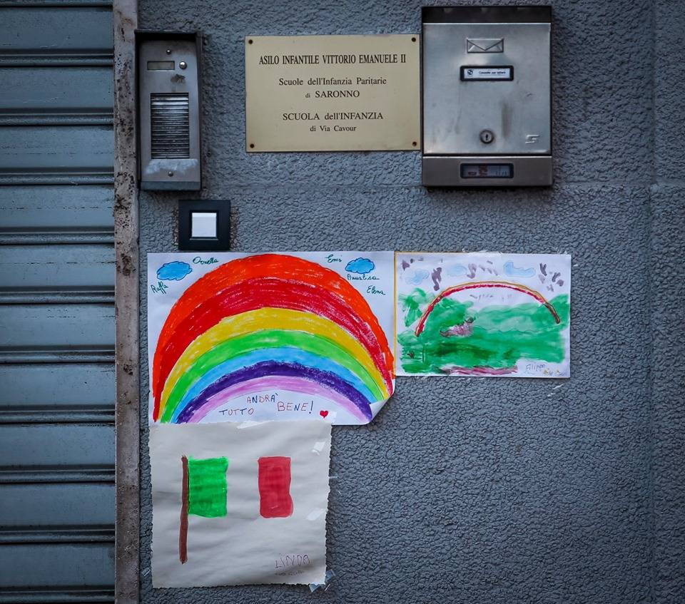 #andràtuttobene, arcobaleni e tricolori sulle finestre di Saronno