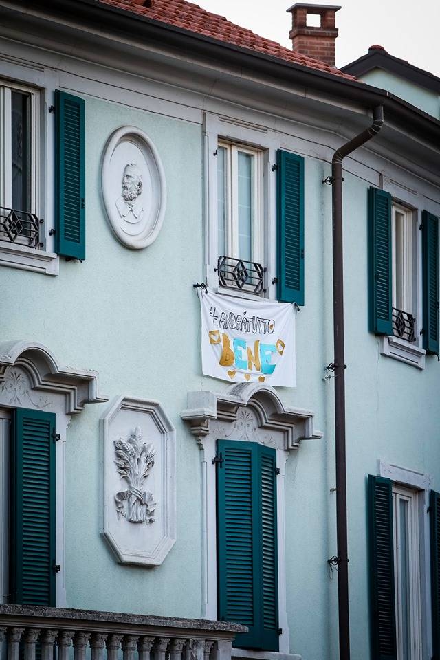 #andràtuttobene, arcobaleni e tricolori sulle finestre di Saronno