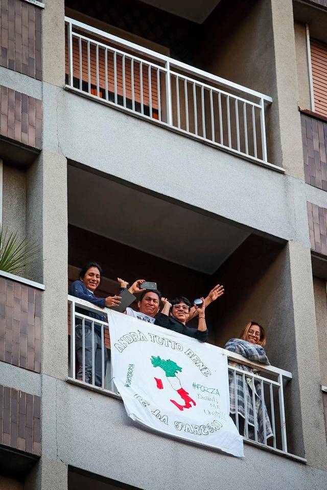 #andràtuttobene, arcobaleni e tricolori sulle finestre di Saronno