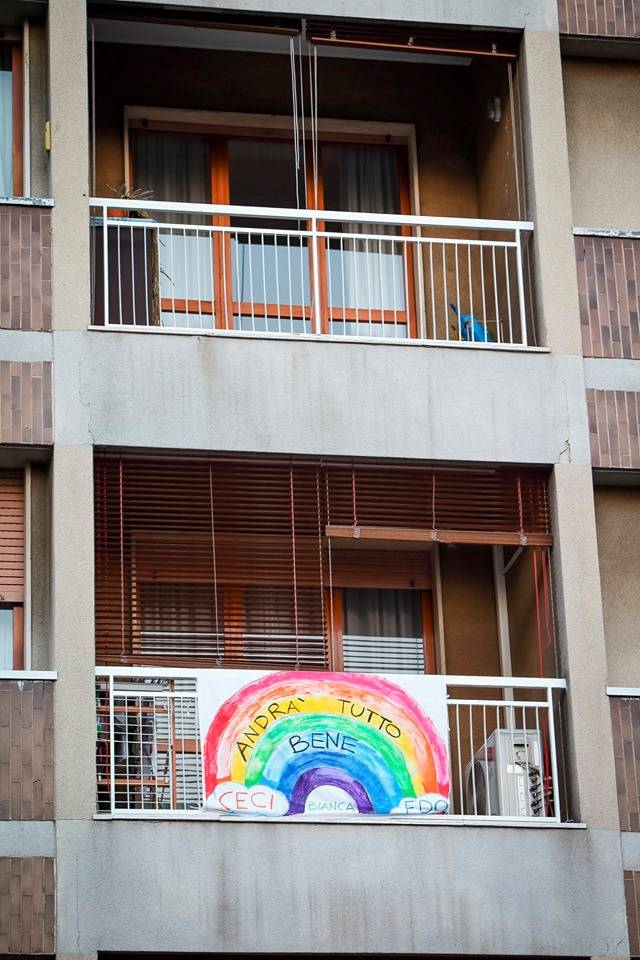 #andràtuttobene, arcobaleni e tricolori sulle finestre di Saronno